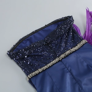 Détail des paillettes bleu marine et perles argentées sur la robe en soie bustier