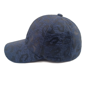 Detailansicht der dunkelblauen Leoparden-Jacquard-Struktur am Schirm der Baseballkappe
