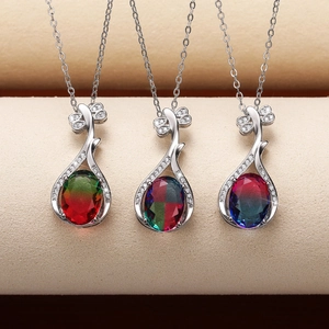 Tres collares con colgantes de gota, circonitas de colores y detalles de lazo plata