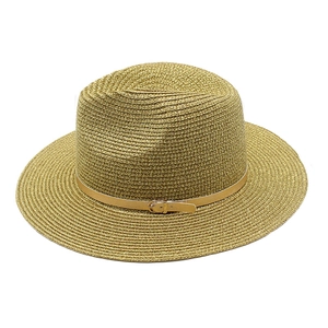 Dettaglio del cappello di paglia dorata con trama fitta e cinturino in pelle marrone