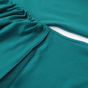 Détail de la conception froncée et de la découpe sur la robe longue vert foncé