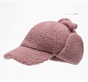 Détail de la casquette de baseball en laine d'agneau violette avec cache-oreilles thermiques