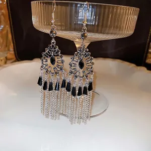 Boucles d'oreilles rétro à pampilles avec cristaux noirs et chaînes argentées