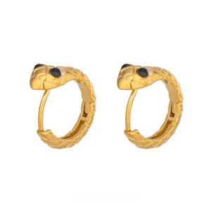 Details von goldenen Schlangen-Ohrringen mit Kristall-Augen und Schuppentextur