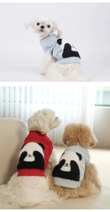 Detail von blauen und roten Hundepullovern mit gestrickten Pandamustern für kleine Hunde