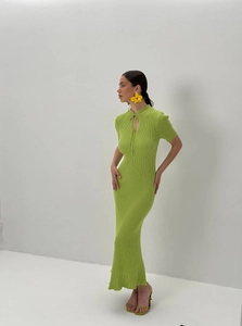 Abito lungo in maglia verde brillante aderente con maniche corte e trama a costine