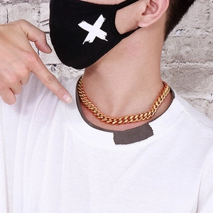 Détail du collier chaîne cubaine 12mm en or avec cristaux CNC sur un mannequin homme