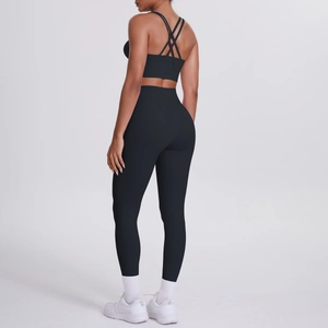 Détail du haut de yoga à dos croisé et leggings taille haute en tissu stretch noir