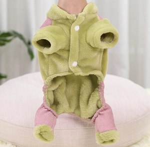 Detalle de mono de forro polar verde y rosa para mascotas con botones a presión
