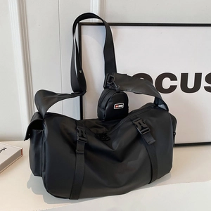 Vue détaillée du sac de sport étanche noir avec porte-monnaie amovible et boucle style indus