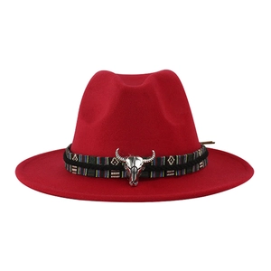 Cappello fedora classico in feltro di lana rossa con fascia etnica e testa di toro d'argento