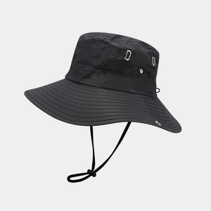 Dettaglio cappello da sole nero con occhielli metallici e sottogola regolabile