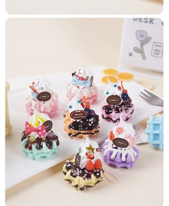 Detalle de colgantes de gofres en miniatura de colores con crema y etiquetas dulces