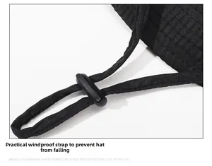 Gros plan de la jugulaire coupe-vent noire réglable avec boucle pour chapeau d'été