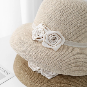 Chapeau de soleil élégant en paille avec détail floral en beige et couleur camel