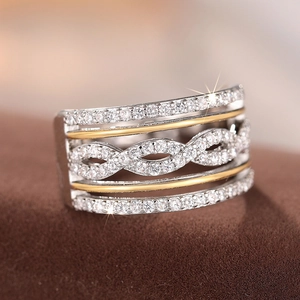 Makroaufnahme des zweifarbigen Ring-Layers mit funkelnden Zirkonia und Unendlich-Detail