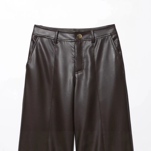 Pantaloni a gamba dritta in ecopelle marrone scuro con bottone metallico e tasche