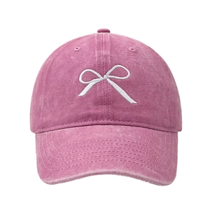 Détail de la broderie nœud blanc sur la casquette de baseball en denim délavé rose