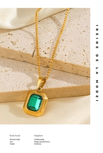 Dettaglio della collana placcata oro 18K con ciondolo verde taglio smeraldo su pietra