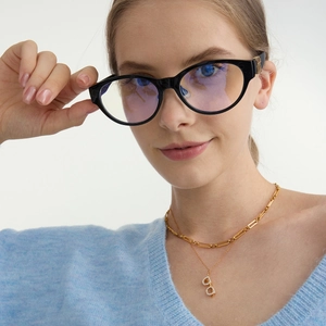 Goldene zweilagige Halskette mit Strassanhänger und schwarze Cat-Eye-Brille