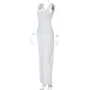 Détail d'une robe longue blanche sans manches, coupe ajustée avec tissu haute élasticité