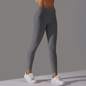 Détail du legging de yoga gris foncé à taille haute avec tissu élastique et ourlet plat