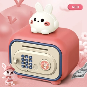 Detalle de hucha roja infantil con teclado numérico y conejo sobre un fondo rosa