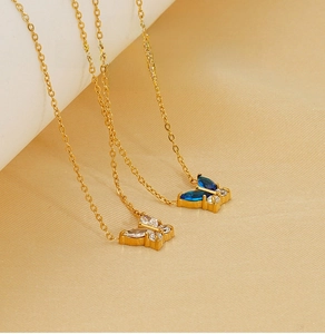 Détail des colliers papillon en acier inoxydable plaqué or 18K avec zircons bleus et blancs