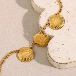 Detailed view of 18K gold plated stainless steel chunky chain bracelet with scallop shell charm