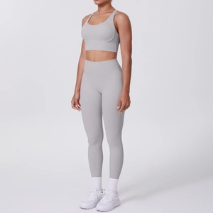 Détail de l'ensemble de yoga gris clair avec haut à dos nageur et legging sans couture