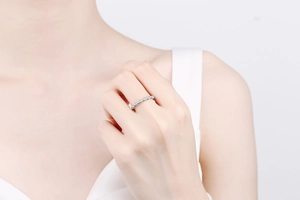 Close-up of a silver S925 sterling silver twisted ring with shimmering moissanite stones