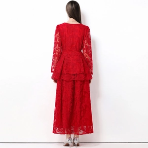 Elegante abito lungo in pizzo rosso con maniche a lanterna e gonna a balze