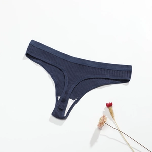 Vue à plat d'un string en coton côtelé bleu marine avec fleurs séchées sur fond blanc