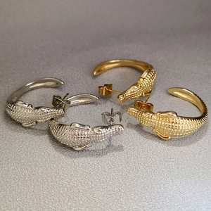 Pendientes de cocodrilo de moda en metal dorado y plateado con textura de escamas