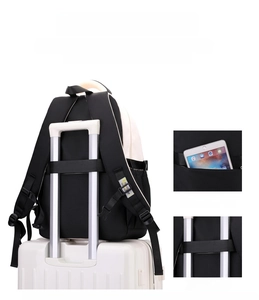 Détail d'un sac à dos de voyage avec sangle de bagage et poche arrière antivol cachée