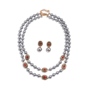 Vintage Set aus zweilagiger grauer Perlenkette und Ohrringen mit roten Edelsteinen