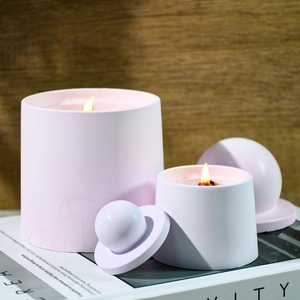 Detailansicht von zwei matten rosa Aufbewahrungsgläsern mit runden Deckeln für Kerzen