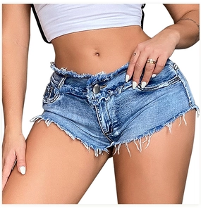 Detail der ausgefransten Säume und der verwaschenen Denim-Textur der blauen Shorts