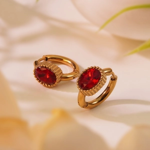 Boucles d'oreilles huggies dorées vintage avec zircon rouge ovale et bord perlé