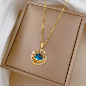 Collana con stelle e pianeta con gemma blu e zirconi cubici in placcatura dorata