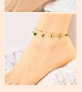 Détail de la chevillère dorée à double couche avec perles en pierre naturelle verte