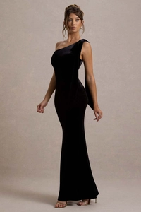 Détail de la texture en velours noir de haute qualité sur l'élégante robe de soirée