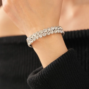 Gros plan d'un bracelet double rangée en strass argentés porté par un mannequin