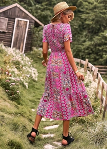 Vue détaillée d'une robe longue bohème rose avec dos nu et imprimés floraux