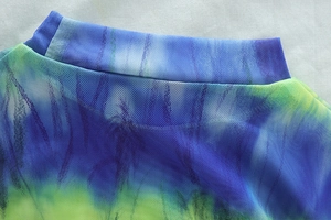 Détail du col rond en maille respirante avec motif tie-dye abstrait bleu et violet