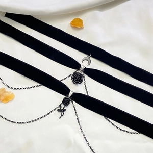 Gothic Kropfkette Set aus schwarzem Samt mit Mond- und Rosenanhängern auf weißer Seide