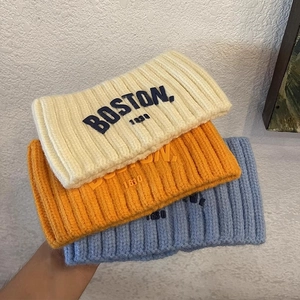 Trois bandeaux d'hiver en tricot beige, orange et bleu avec broderie Boston 1630