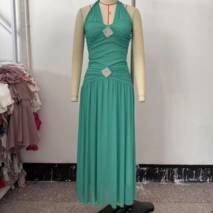 Sexy grünes Neckholder-Maxikleid aus Mesh mit Falten und Strasssteinen für Damen