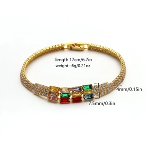 Elegante bracciale dorato con zirconi rettangolari colorati e tre file di pietre trasparenti