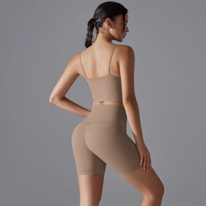 Vista posteriore laterale del set da yoga marrone con reggiseno a spalline sottili e pantaloncini